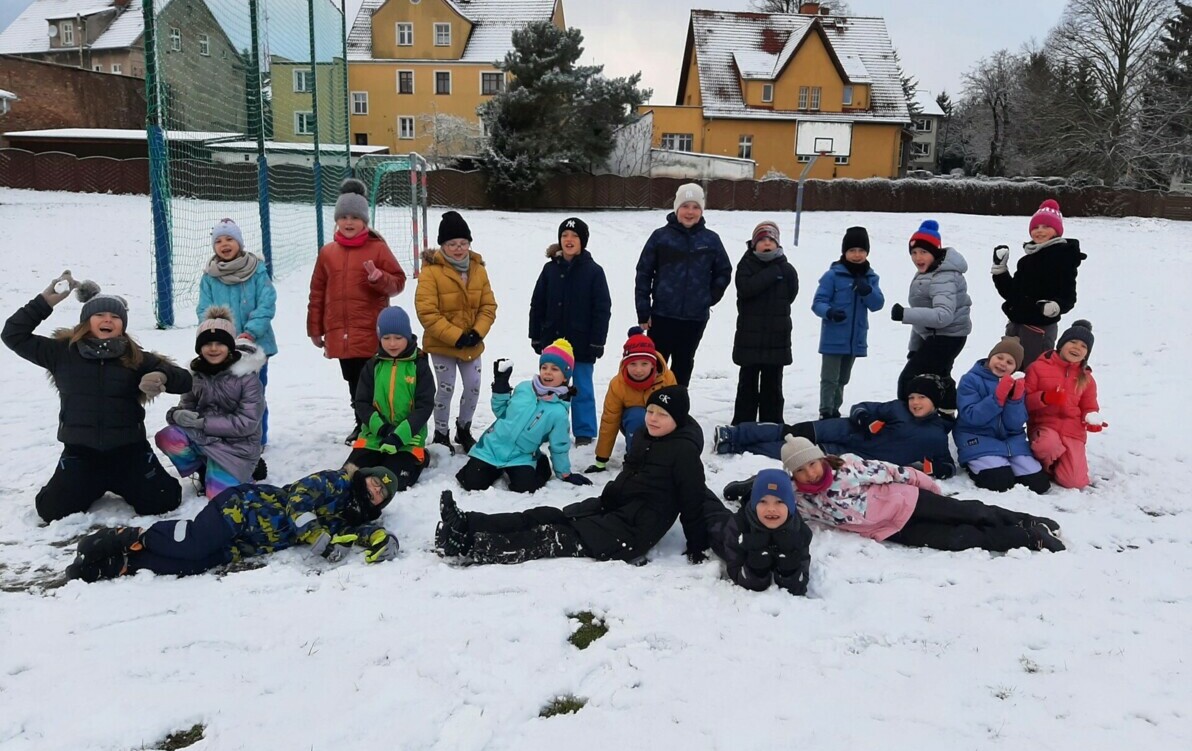 Zdjęcie do Pierwsze dni ze śniegiem w klasie 2a