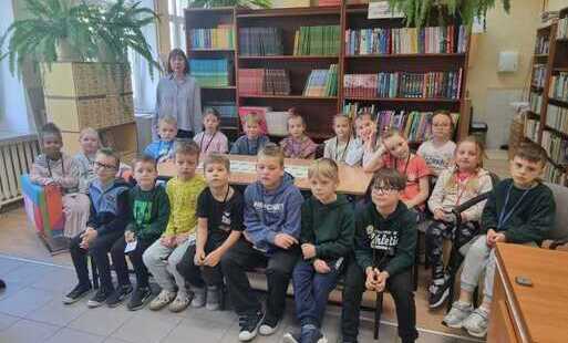 Zdjęcie do WIZYTA KLASY 1 B W BIBLIOTECE SZKOLNEJ