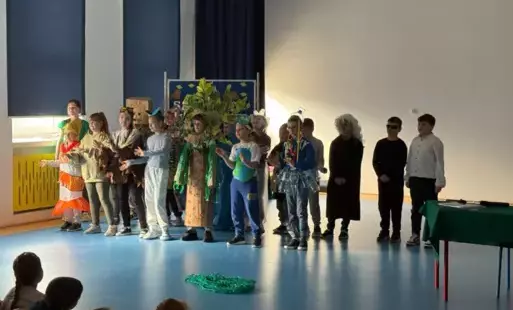 Zdjęcie do Przedstawienie ekologiczne klasy III b - Sąd nad Plastikiem
