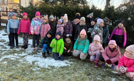 Zdjęcie do Radość pomagania na szkolnym podw&oacute;rku- klasa 1 b dokarmia ptaki