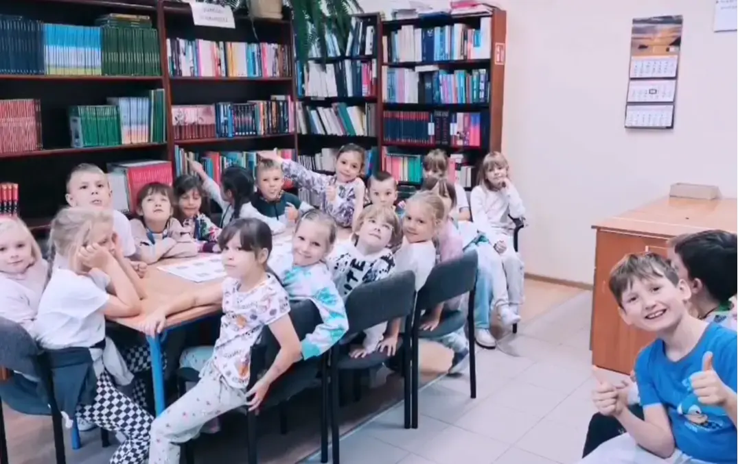 Zdjęcie do Pierwszoklasiści z wizytą w bibliotece szkolnej