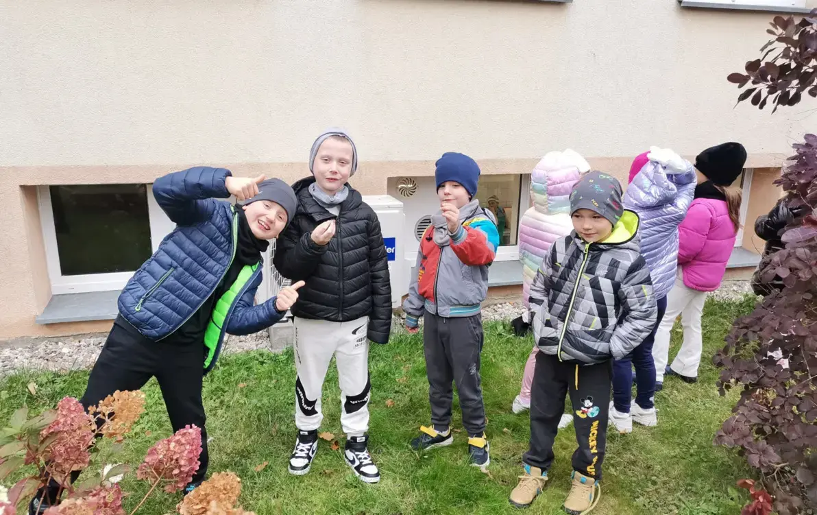 Zdjęcie do Pierwszaki sadzą krokusy na 60-lecie szkoły