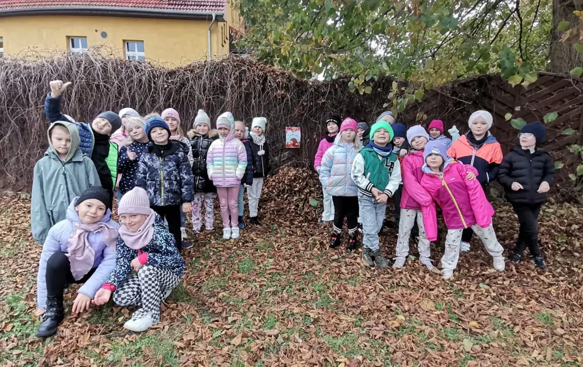 Zdjęcie do Klasa 1a buduje dom dla jeża.