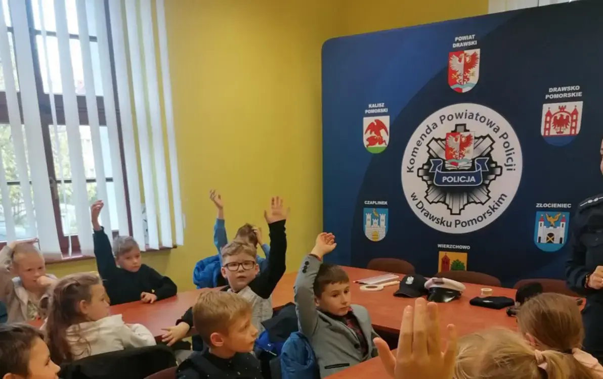 Zdjęcie do Wycieczka klasy II a do Komedy Powiatowej w Drawsku Pomorskim.