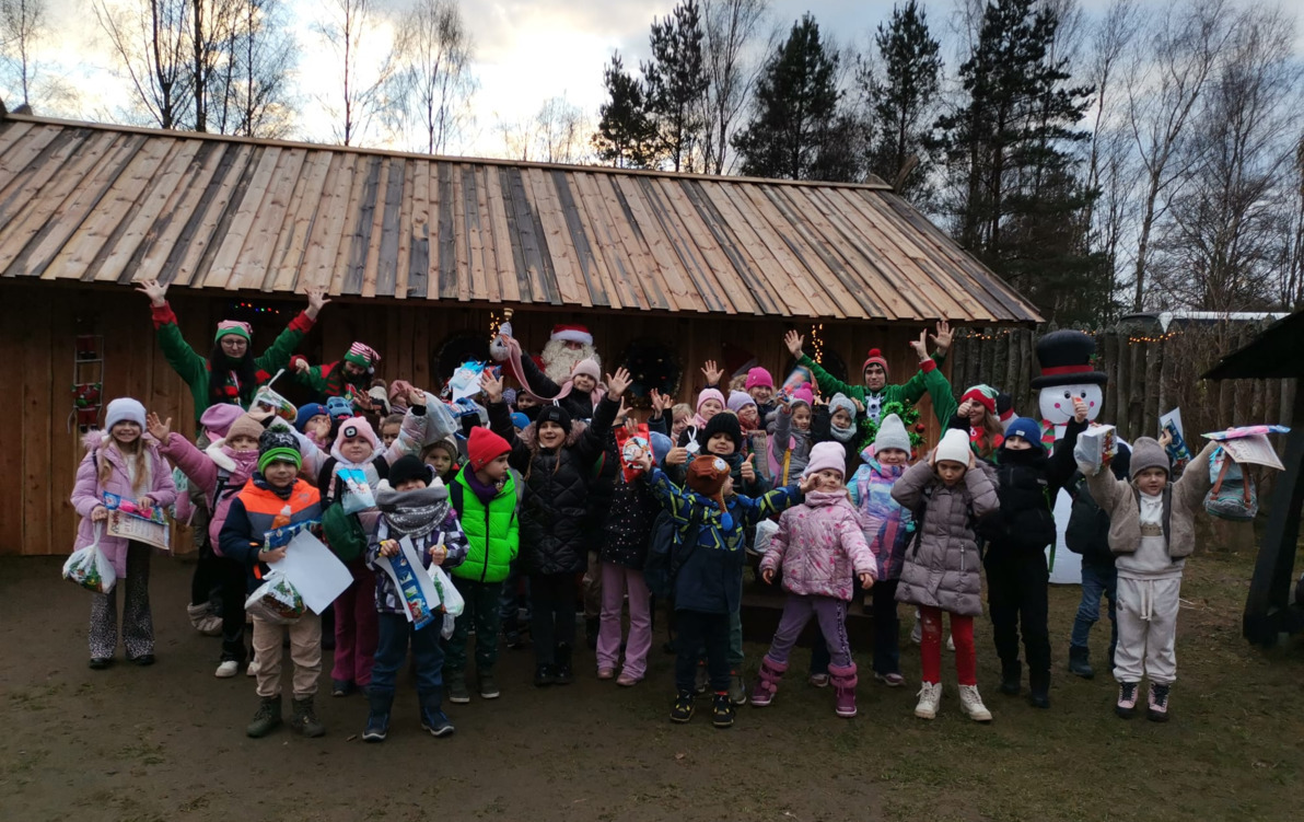 Zdjęcie do Wycieczka klas 1a i 1b do Wioski Mikołaja w Sławogrodzie