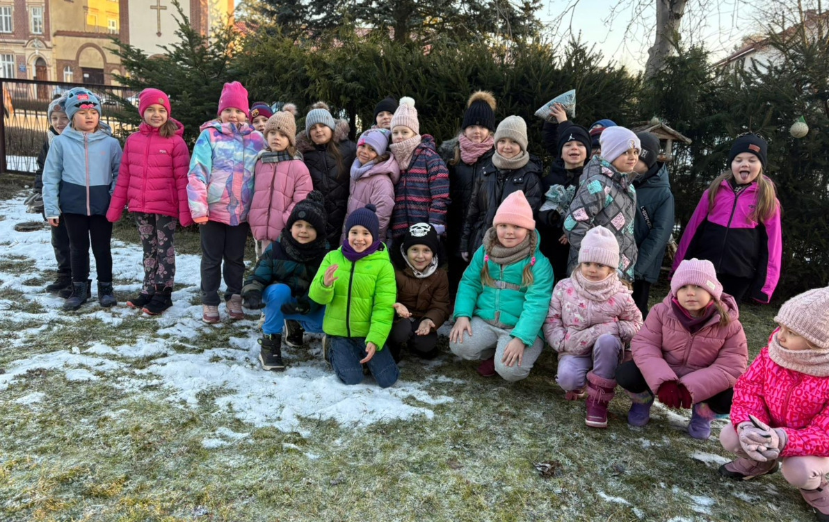 Zdjęcie do Radość pomagania na szkolnym podw&oacute;rku- klasa 1 b dokarmia ptaki