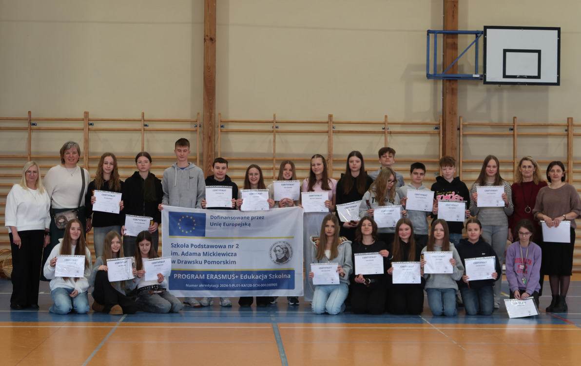 Zdjęcie do Erasmus+ na szkolnym apelu &ndash; duma i inspiracja