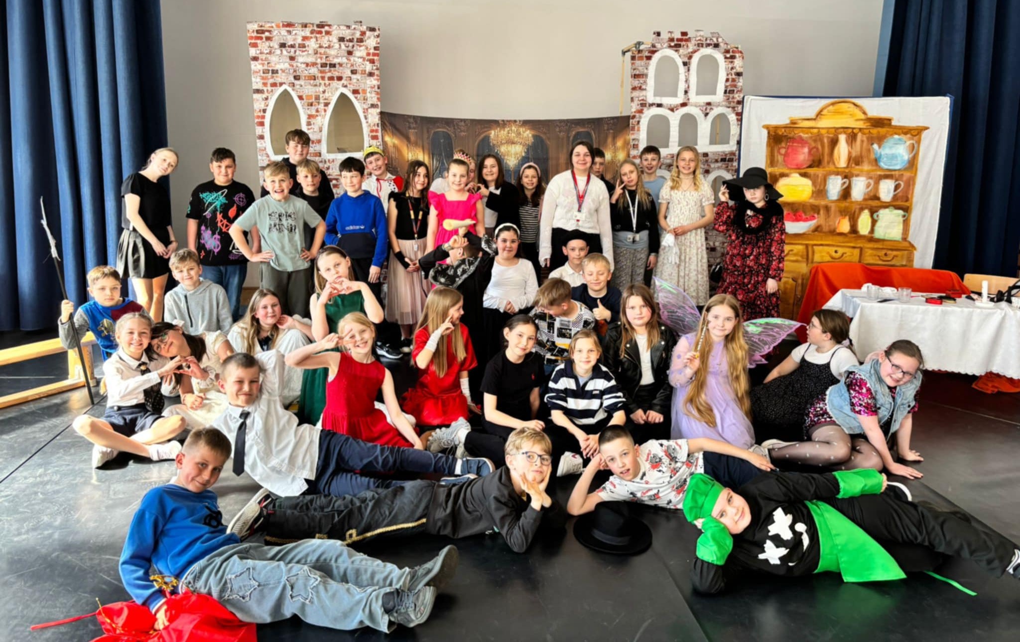 Zdjęcie do Magiczne chwile z Kopciuszkiem - występ klas 3a i 3b