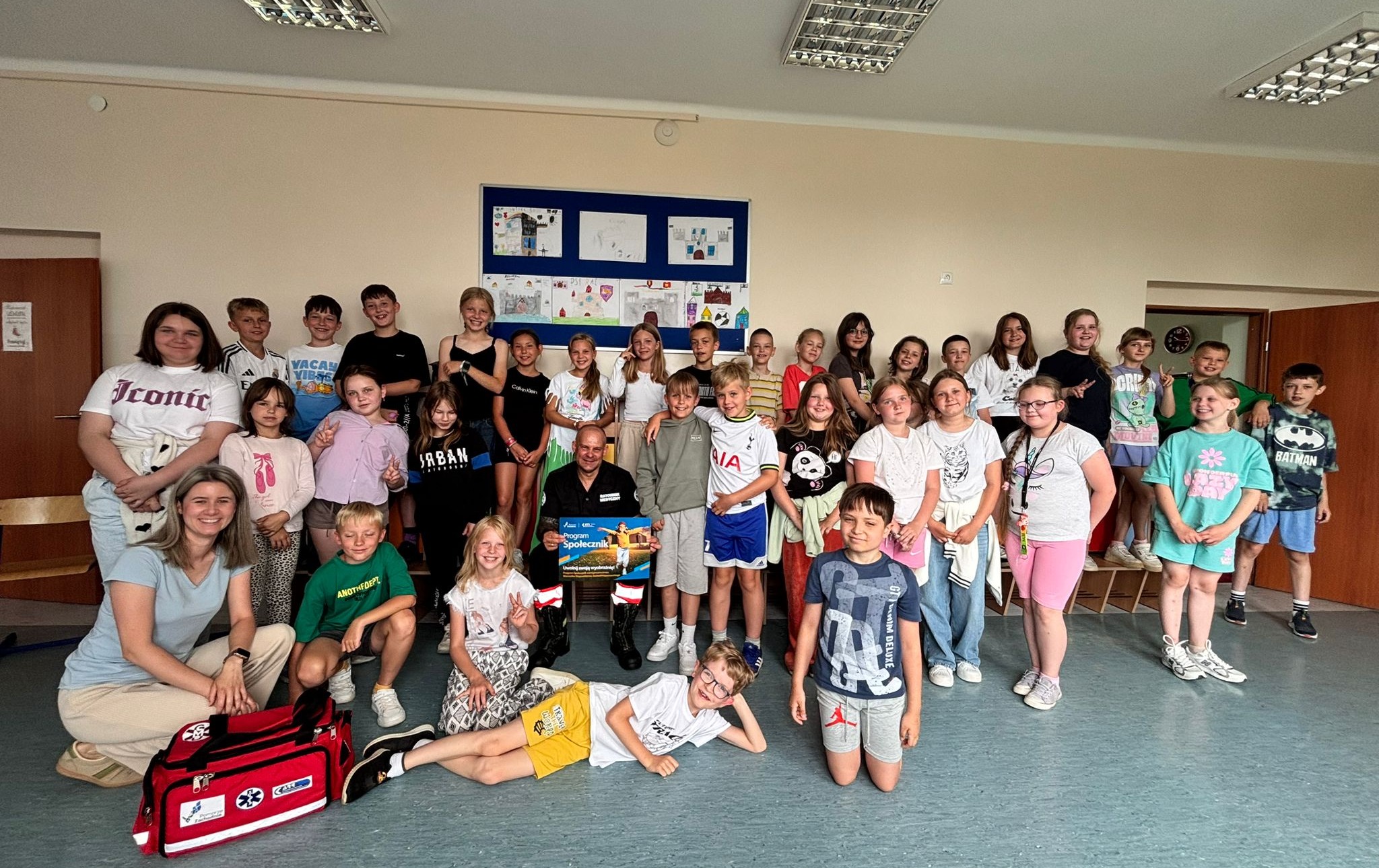 Zdjęcie do Spotkanie klas III z ratownikiem medycznym